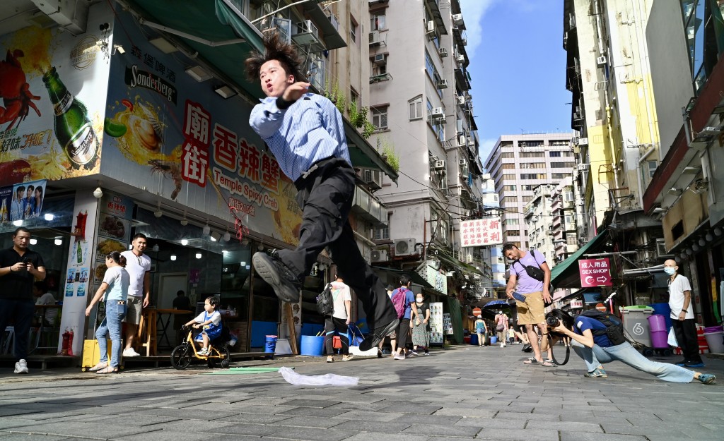 深圳網紅東門街舞團於廟街直播宣傳。鍾健華攝