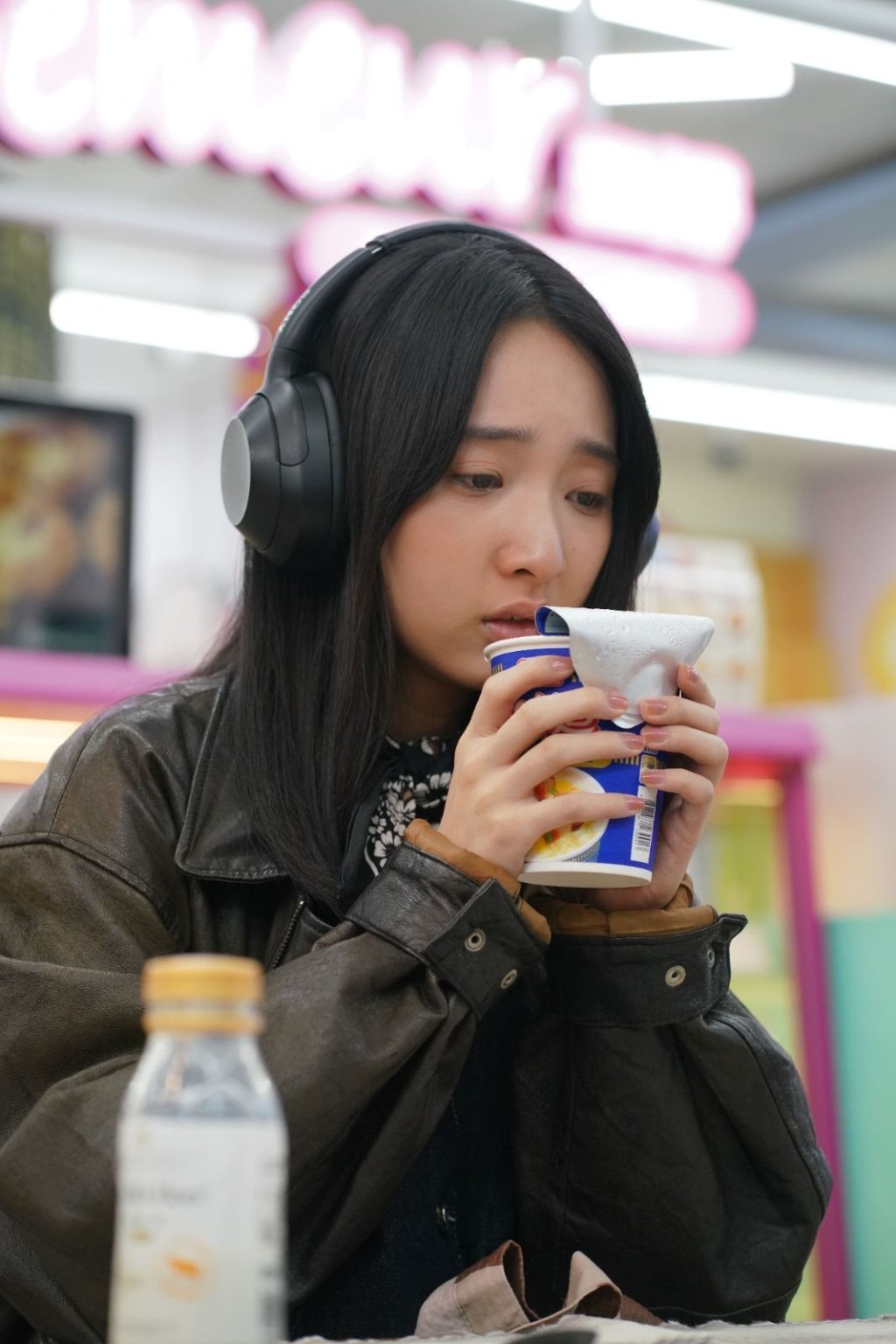 李沐狂食廿多個杯麵。 李沐狂食廿多個杯麵。