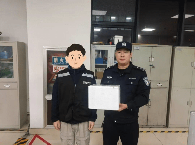 警方成功攔截黃金包裹居民免受損失。極目新聞 警方成功攔截黃金包裹居民免受損失。極目新聞