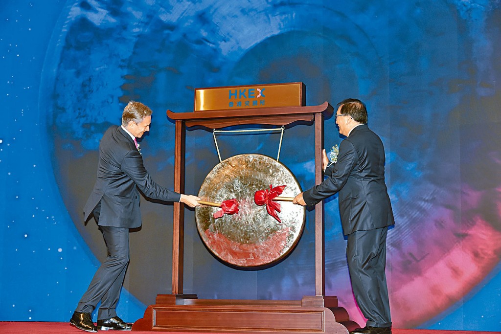 實體版敲鑼儀式終重現港交所，和黃醫藥飲頭啖湯率先敲鑼。