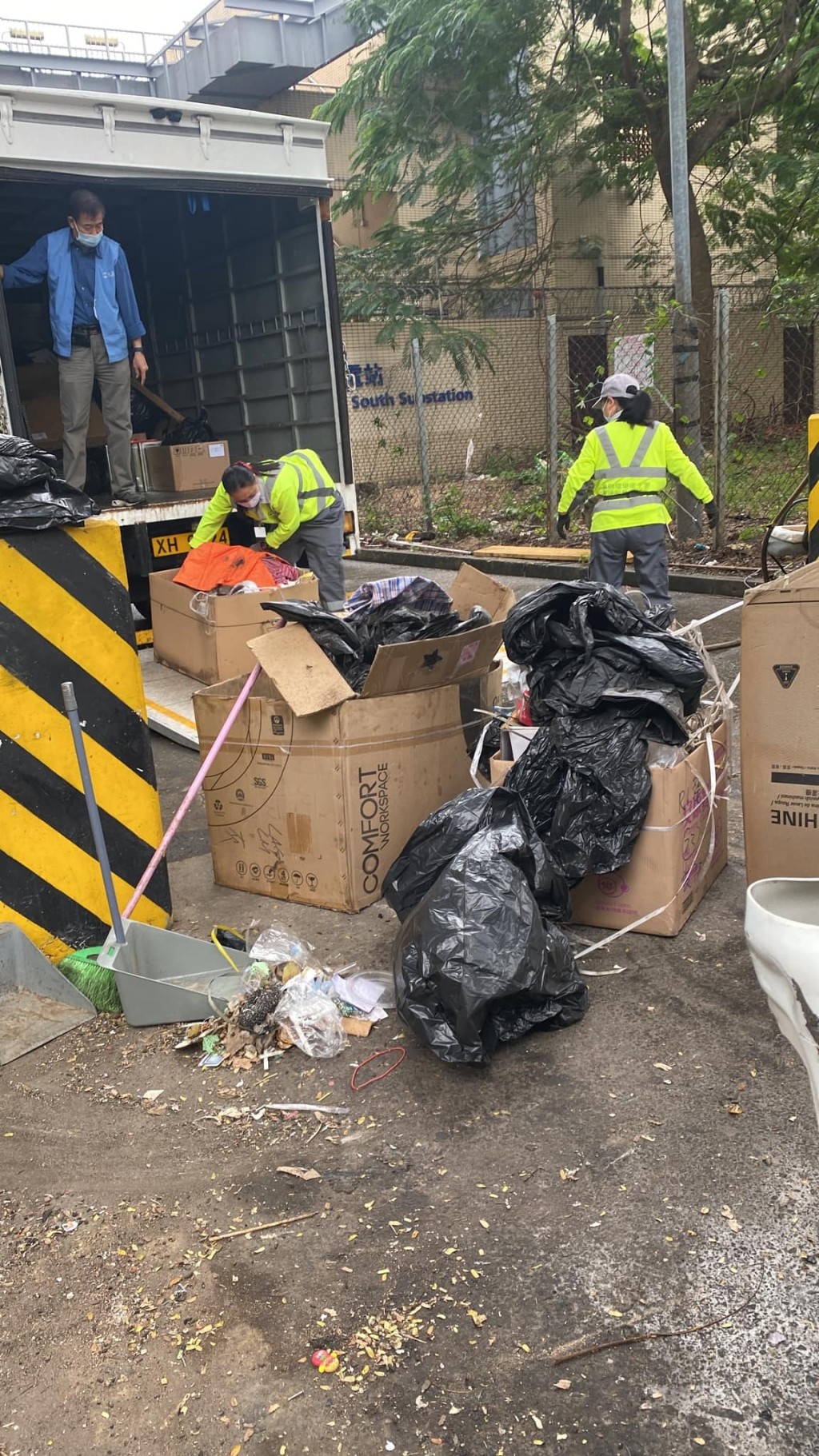 環境及衞生局人員立即清理上址垃圾。(環境及生態局 FB)