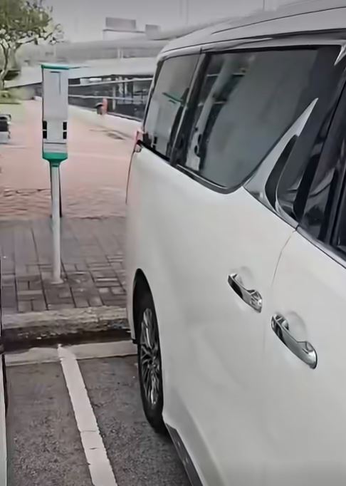 七人車泊進咪錶位，但司機坐在車上，一直不肯入錶。fb「HongKong CarCam」影片截圖