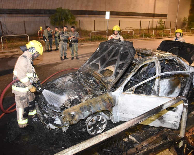 私家車已付之一炬。丁志雄攝