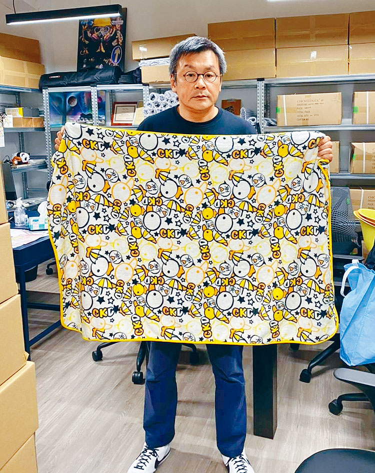 童裝店東周小龍展示印有黃色雨傘的貨品,聲稱被內地海關認定宣揚「黑暴」遭沒收。