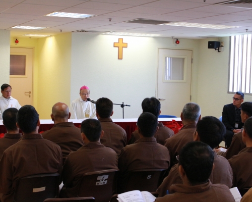 楊鳴章在赤柱監獄主持聖誕彌撒。