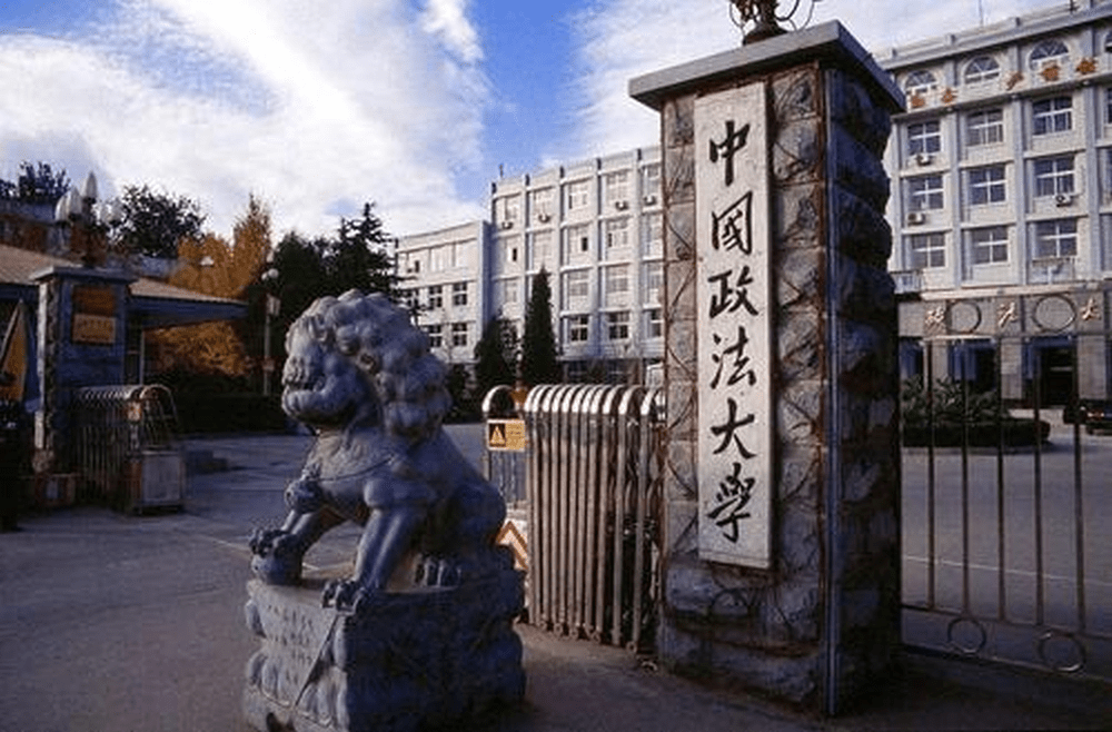 中国政法大学被校外男子潜入女生宿舍。