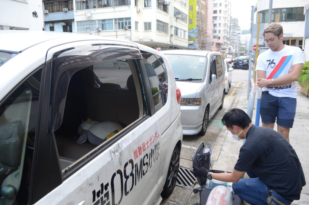 探員在場調查,穿白衣車主亦在場。 歐陽偉光攝
