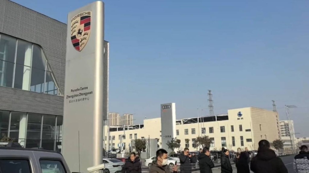 河南最大保时捷授权4S旗舰店郑州中原保时捷中心近日「跑路」。抖音@扶苏