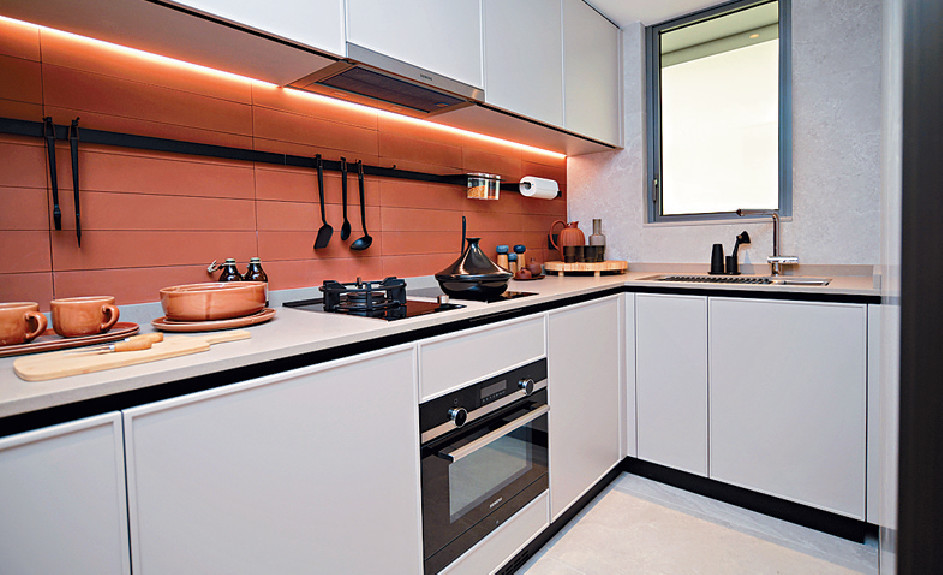 ■廚房呈L形，佈局工整實用，提供一系列廚房家電組合，並全被歸一整合到廚櫃中。