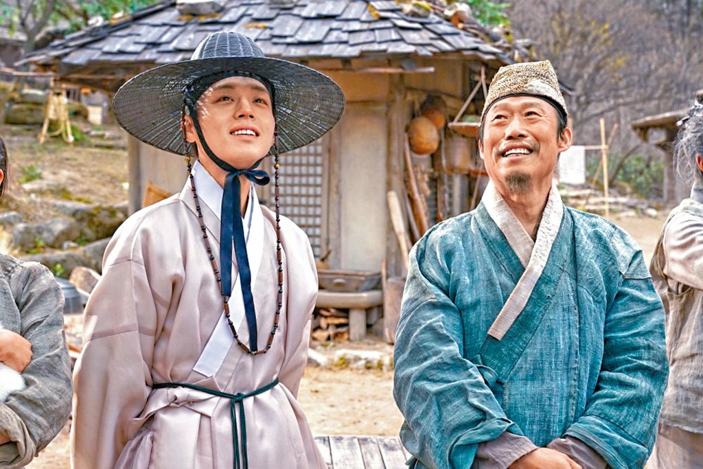 柳海真（右）憑《王命之徒》封帝，可惜他因有份演出的新片捲入扭曲史實爭議，缺席頒獎禮。