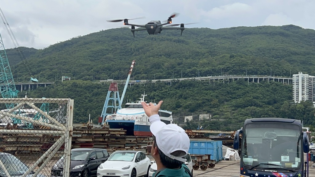 多啦A夢支持者蔡先生放飛無人機拍攝。