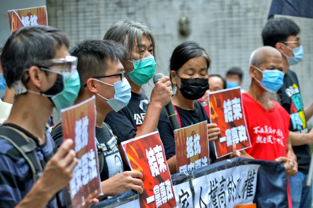 社民連主席黃浩銘(左二)，內務副主席梁國雄(左三)。資料圖片