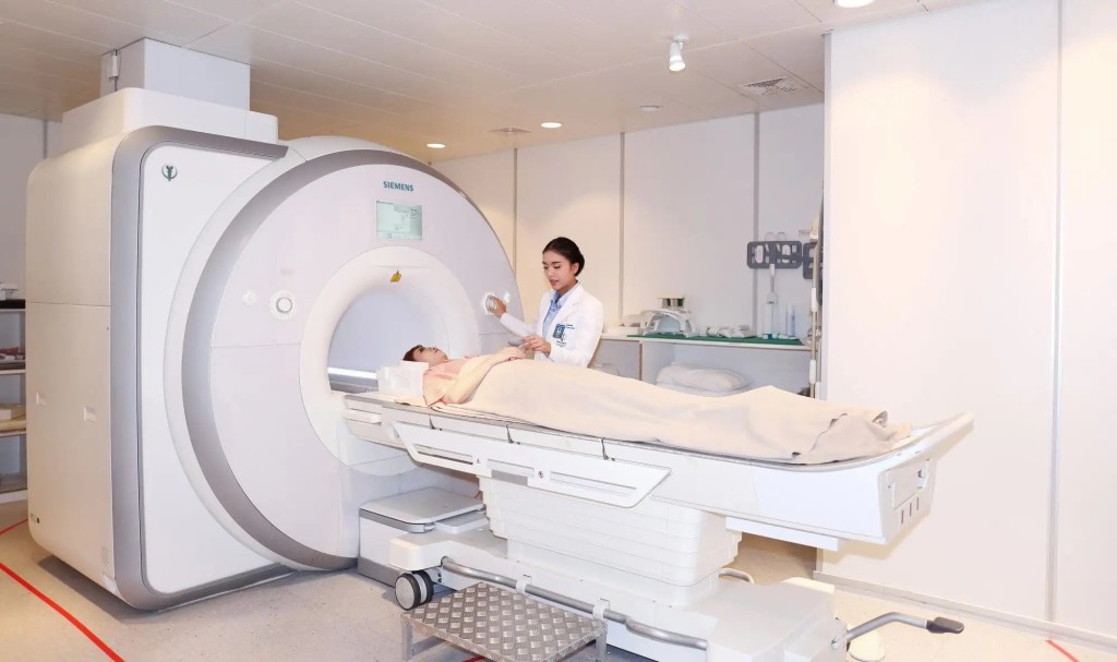 以位于曼谷的四大私立医院之一康民医院（Bumrungrad Hospital）为例 ，40 岁以上女性身体检查套餐，检查的范围除肝肾功能、血脂等，还包括甲状线功能、肿瘤标记、心电图及全腹超声波等 40 项，只需 31,090 泰铢（约 8,000 港元）。
