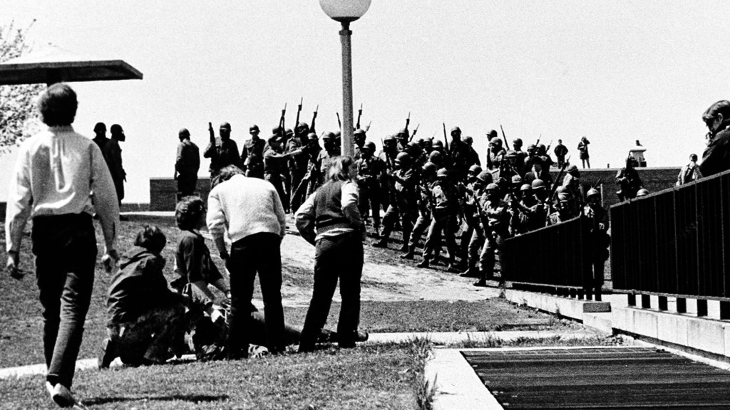 1970年國民警衛隊鎮壓肯特州立大學的反越戰示威釀成學生死傷，圖左幾人圍住一名受傷學生。 美聯社