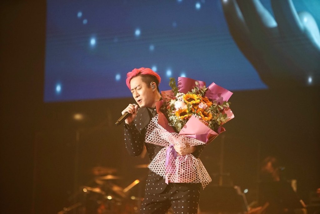 在《中年好聲音》演唱會中獲贈鮮花。