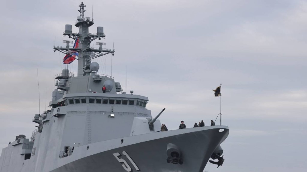 金正恩視察即將服役的5000噸級新型驅逐艦「崔賢號」。(美聯社)