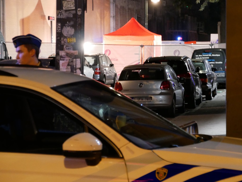 两名警员在布鲁塞尔遇袭，其中一名警员被人挥刀刺毙，另一人受伤。AP