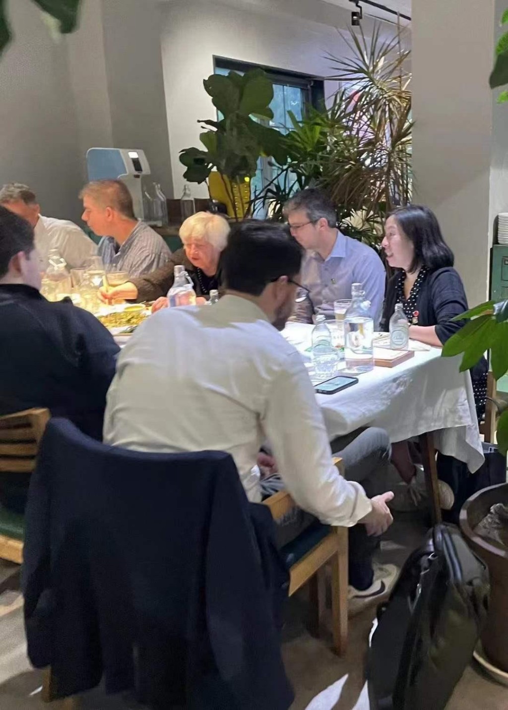 耶伦首天晚餐「自己解决」，和美方人员在三里屯一家云南餐厅吃饭。