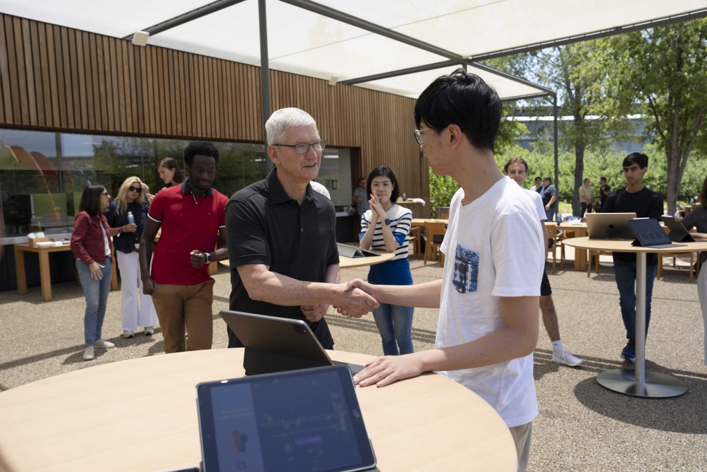 Kelvin（右）在Apple Park親自向Tim Cook（左）示範其編寫的盲文學習遊戲App。