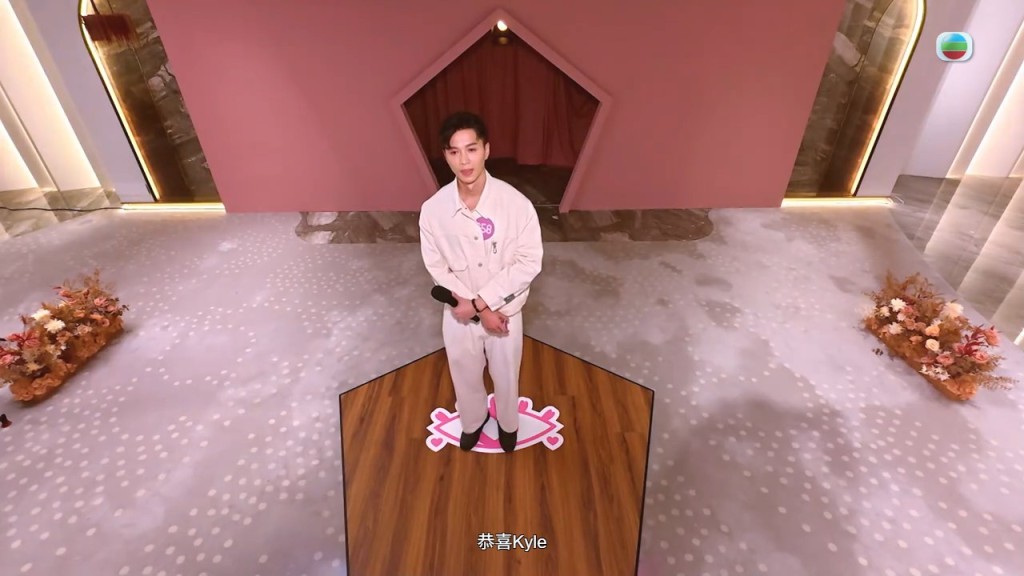 李爾晨站在台中央,得知獲得女神青睞時一臉勝券在握。 李爾晨站在台中央,得知獲得女神青睞時一臉勝券在握。