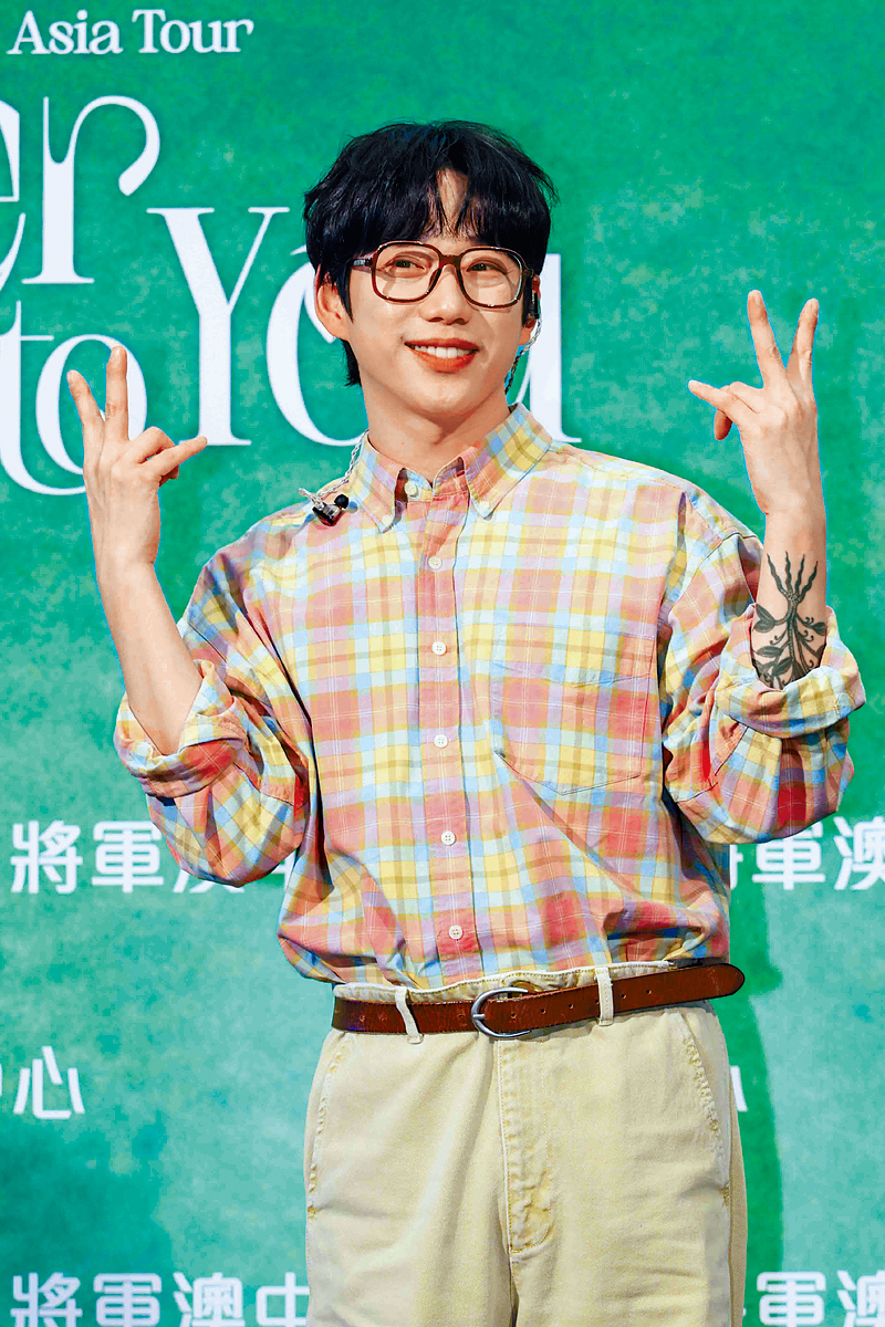 10CM現身將軍澳中心,宣傳演唱會。