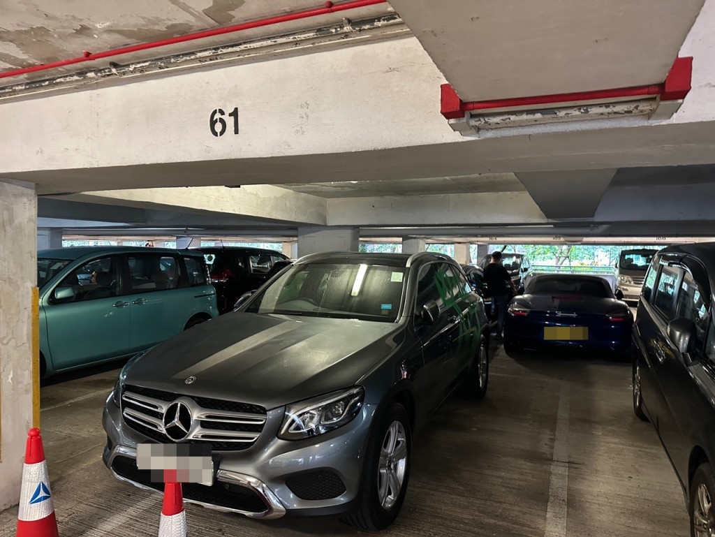肇事私家車停泊在鑽石山龍蟠苑停車場。