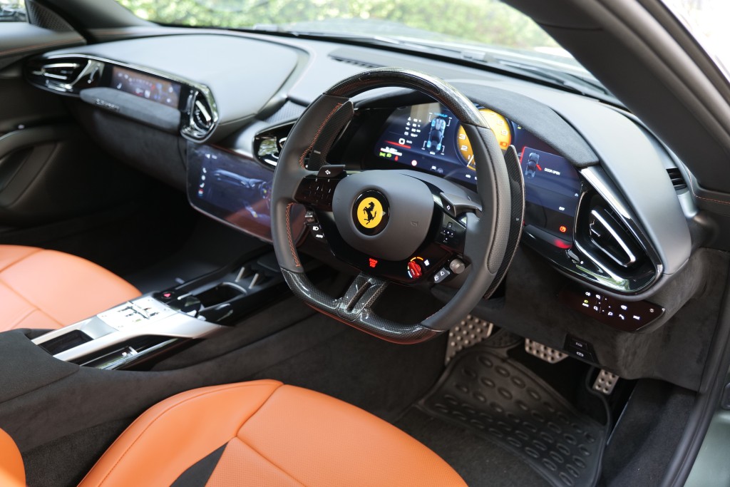 法拉利Ferrari 12Cilindri香港首試：車廂配有15.6吋弧形錶板、10.25吋中控觸屏及8.8吋副駕席屏幕。