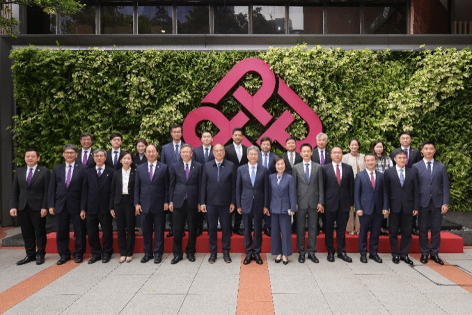 訪問團與理大代表合照。