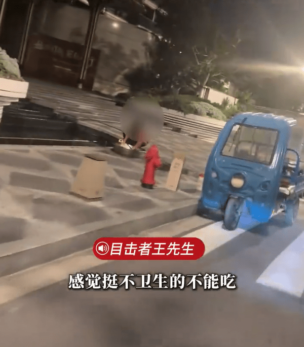 上海小食摊贩用屋苑景观水池洗食物锅具。微博