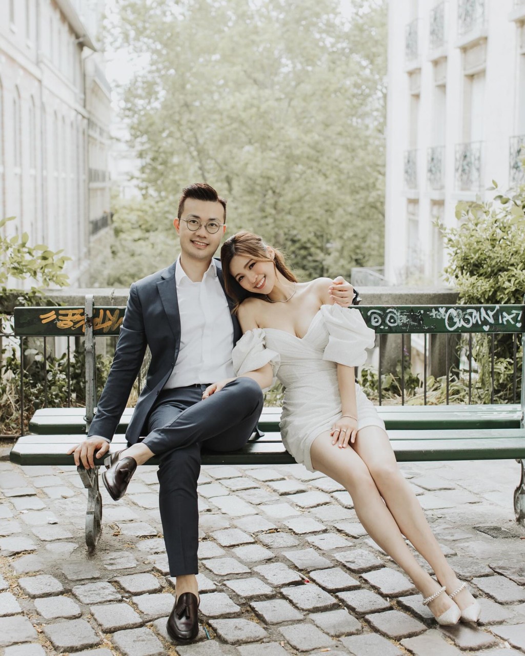 周佩婷与老公在巴黎影婚纱相。  ​