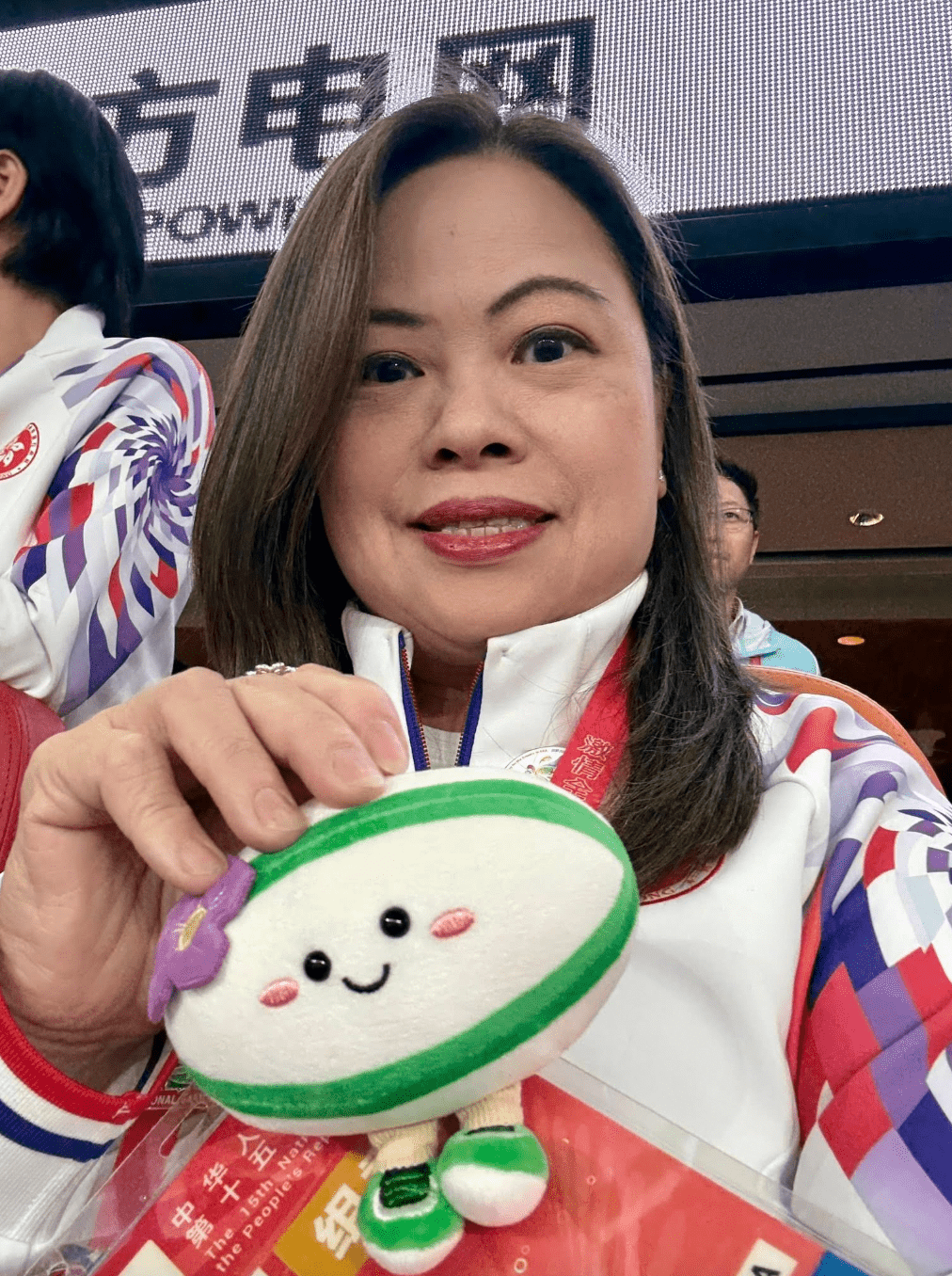 羅淑佩等人與幾位安徽隊的小妹妹運動員交換打氣毛巾。羅淑佩fb