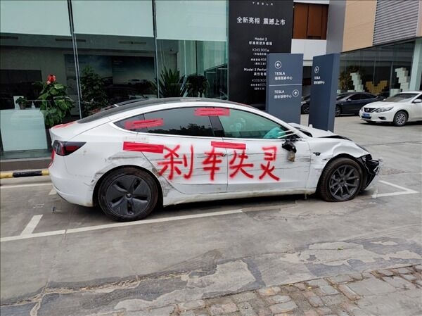 「車頂維權」後引發不同的維權方式。 「車頂維權」後引發不同的維權方式。