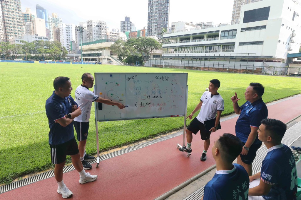 (左起)吴志坚、方浩贤、陈亮廷及冯瑞琪向球员进行战术简报。 (左起)吴志坚、方浩贤、陈亮廷及冯瑞琪向球员进行战术简报。