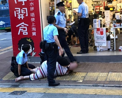 女子其後遭警員制服。網上圖片