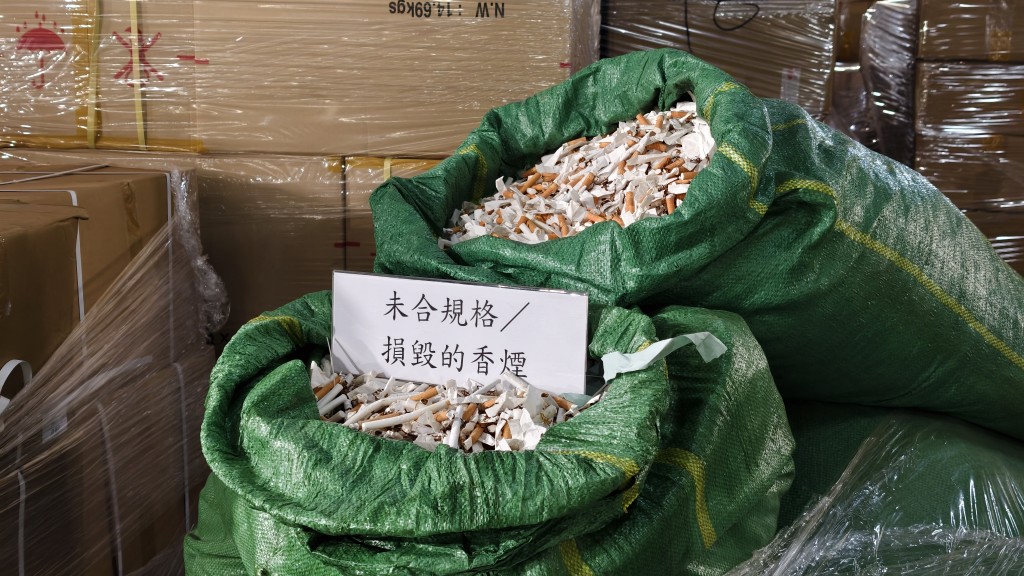 場內有大量未合規格的私煙。黃文威攝 場內有大量未合規格的私煙。黃文威攝