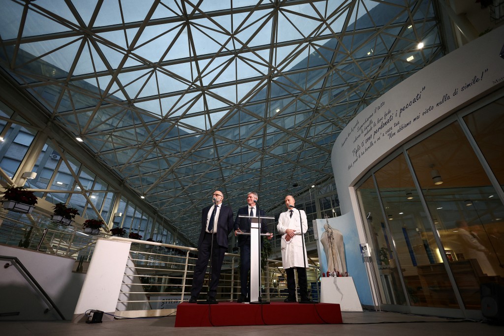 医疗团队建议他不要参加任何大型会议。路透社