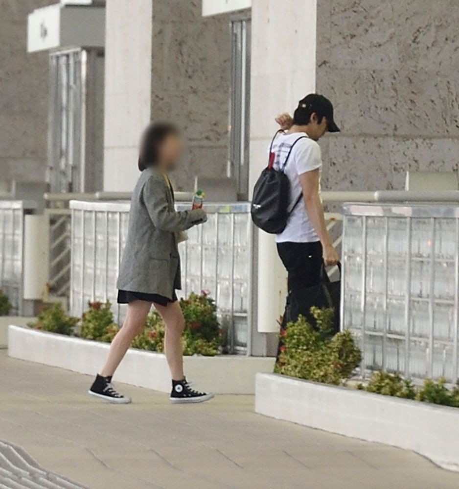 真劍佑與一女子先行返東京。
