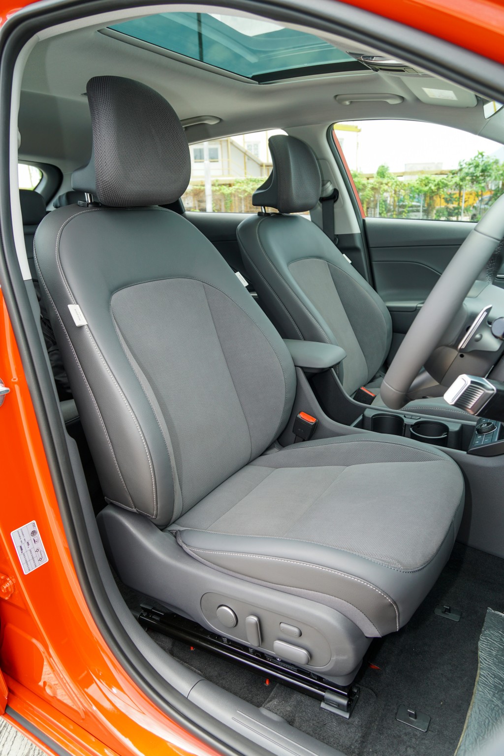 全新第二代現代Hyundai Kona Electric試車升級至車內舒適套裝（稅前另加$9,800），座椅以真皮絨面包裹，前座並增設記憶功能。