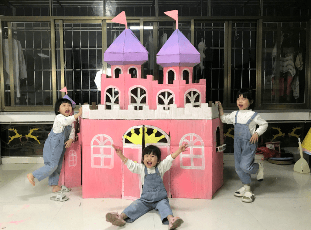 之後再用紙為女兒打造了一個１米高的城堡。