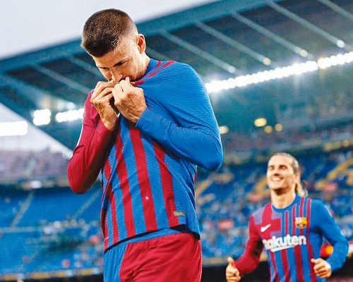 碧基（左）入球后亲吻巴塞队徽，力证即使减薪仍热爱球队。