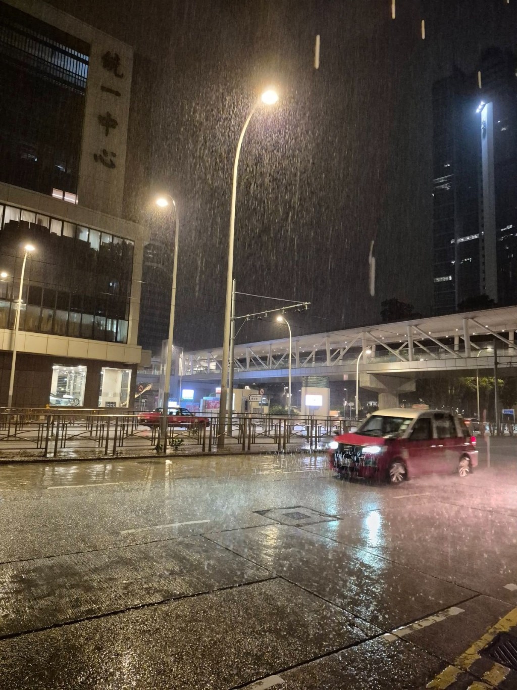 周一(8日)凌晨1時15分,天文台改發紅色暴雨警告信號。網上圖片 周一(8日)凌晨1時15分,天文台改發紅色暴雨警告信號。網上圖片