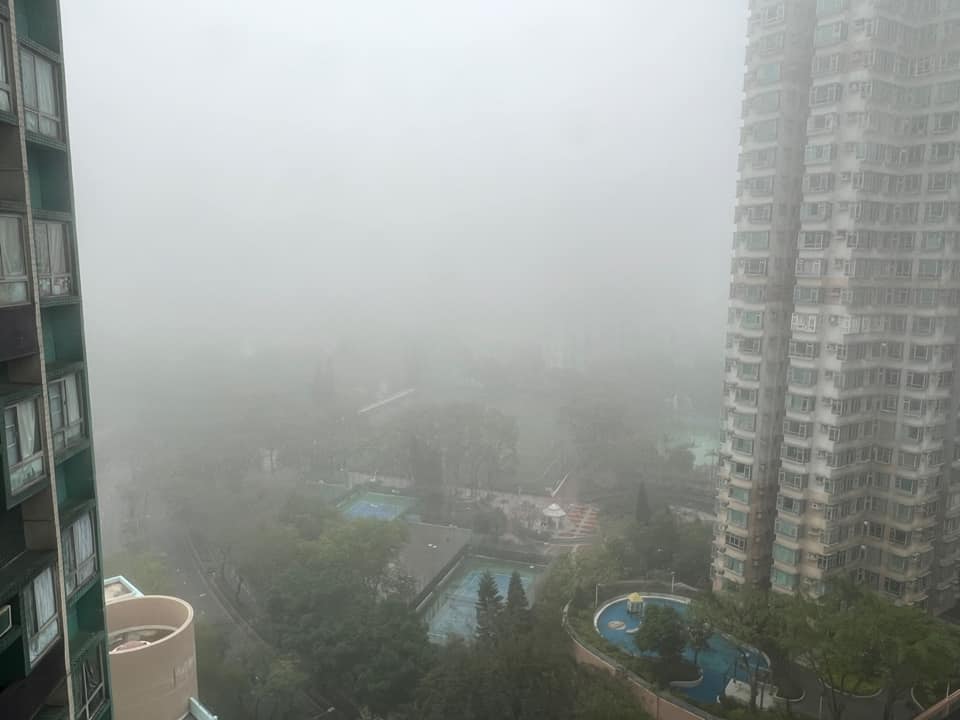 将军澳多个屋苑今日进入雾都状态，靠岸的日出康城一带屋苑最为严重。(将军澳主场FB)