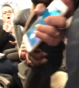 機上乘客感到無奈。
