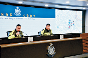 署理警司何雋軒(左)、總督察劉俊豪(右)交代聖誕節人流安全管理措施及特別交通安排。 