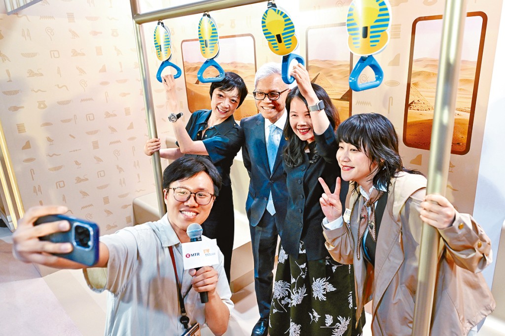 憑「Rap式」分流爆紅嘅Hinson獲賞識加入港鐵公關部後,昨為出席巡展開幕禮嘅嘉賓擔任導賞員。 憑「Rap式」分流爆紅嘅Hinson獲賞識加入港鐵公關部後,昨為出席巡展開幕禮嘅嘉賓擔任導賞員。