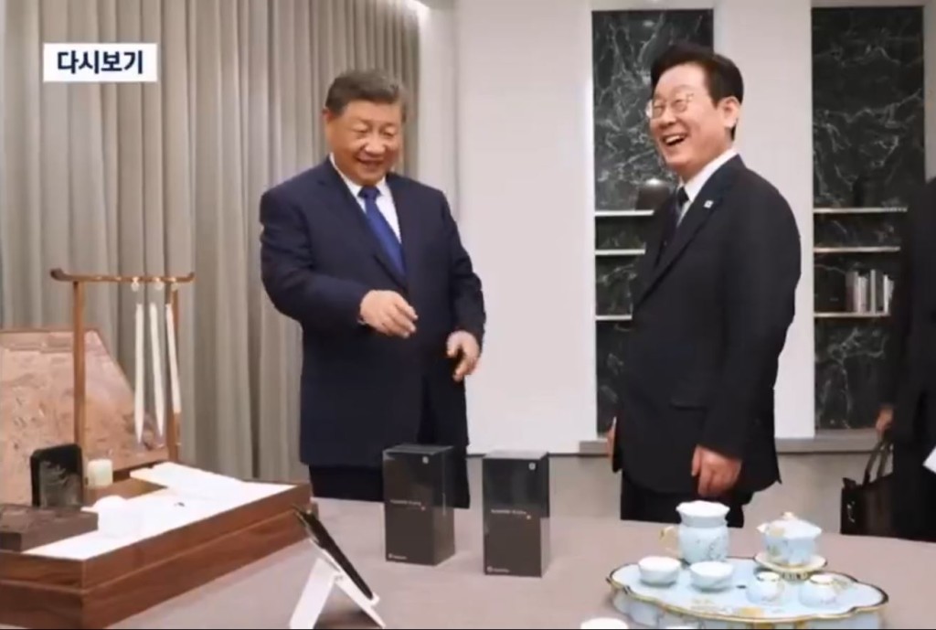 習近平與李在明拿小米手機的通訊安全來開玩笑。JTBC