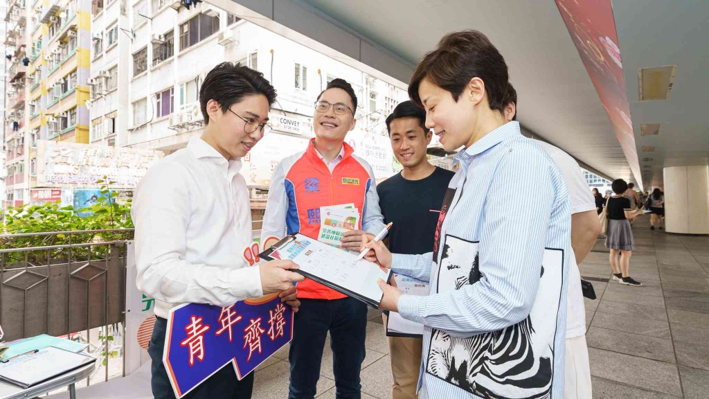 海關關長何珮珊、副關長陳子達及黎流栢在街站支持方案。海關圖片