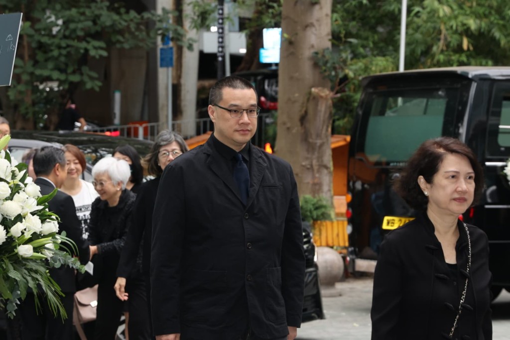 穿着黑衣到場。