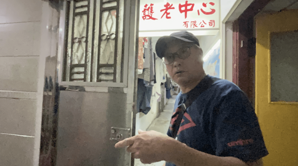 從事飲食業、家住B座2樓的李先生表示,昨晚暫住朋友家中,由於今日要上班,所以清晨約5時回家梳洗。蔡楚輝攝 從事飲食業、家住B座2樓的李先生表示,昨晚暫住朋友家中,由於今日要上班,所以清晨約5時回家梳洗。蔡楚輝攝