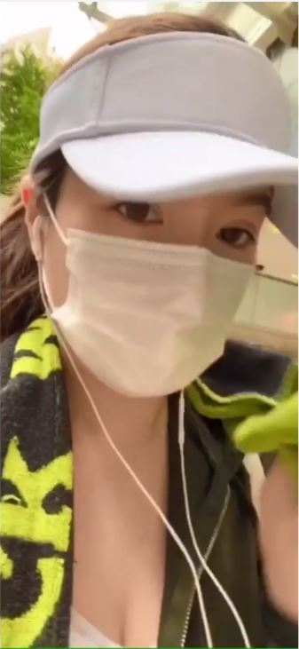 開頭戴住口罩跑。